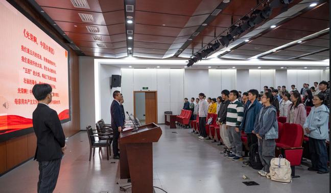 青春砺志担使命·团徽闪耀启新程——太阳集团tyc151cc举办第一期初级团校开班仪式暨团校第一课